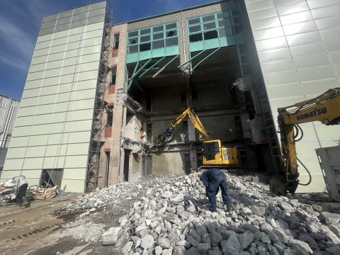 大規模解体工事の現場風景 width=