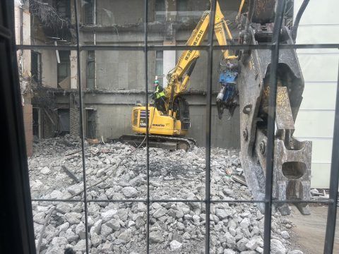 大規模解体工事の現場風景 width=