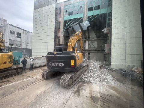 大規模解体工事の現場風景 width=